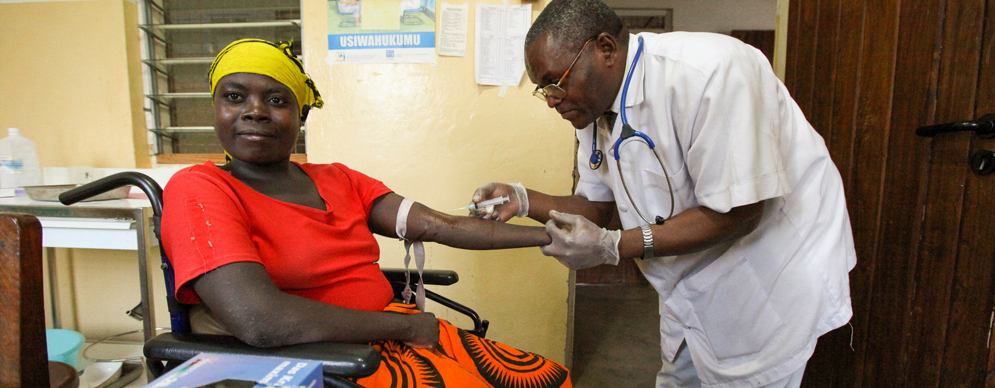 Arzt-behandelt-Frau_Hilfe-fuer_Tansania_wortundtat_Gesundheit_header