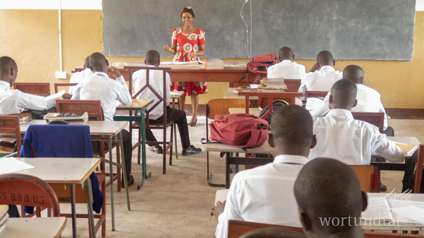 Clara John Soko wants to help the young people from her home region to have a better life. Clara John Soko in front of her class in Southern Tanzania