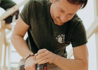 Mann arbeitet mit Akkuschrauber