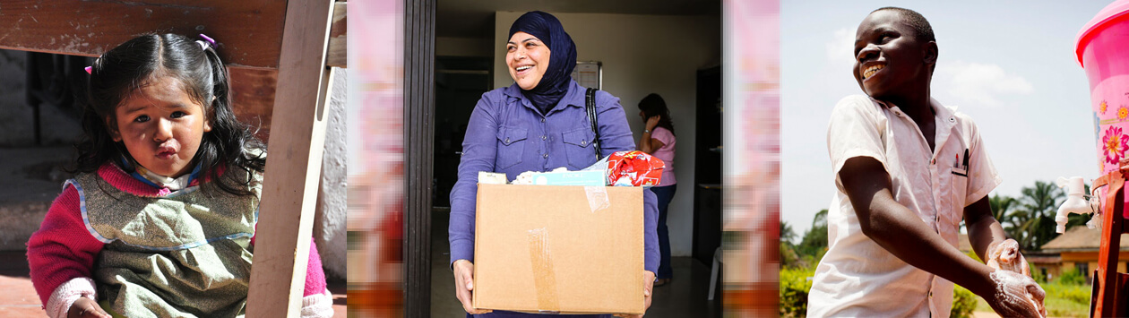 Frau mit Baby und Kind schauen durch vergittertes Fenster
