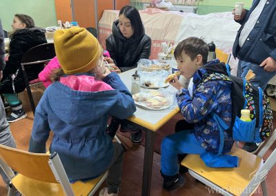Help-for-Ukrainian-refugees-in-Moldova_children-eating_wortundtat_emergency_help_Gloria_Republic-of-Moldova