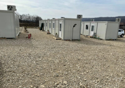 Drei Reihen mit Wohncontainern