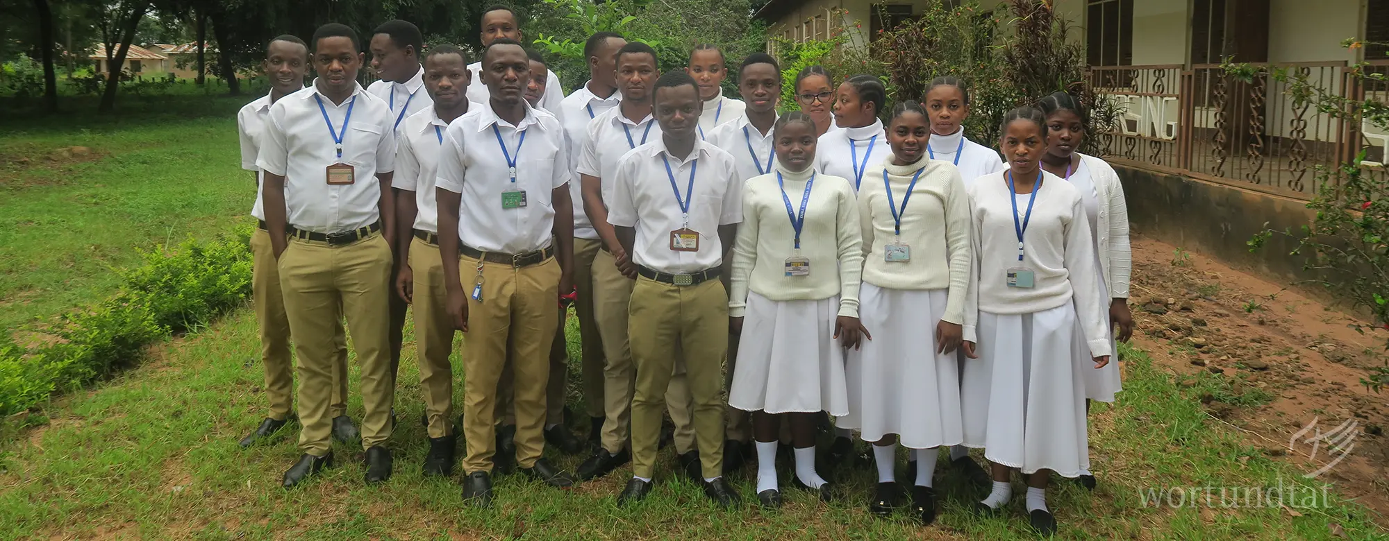 Mann gießt mit Gieskanne ein Stück Land