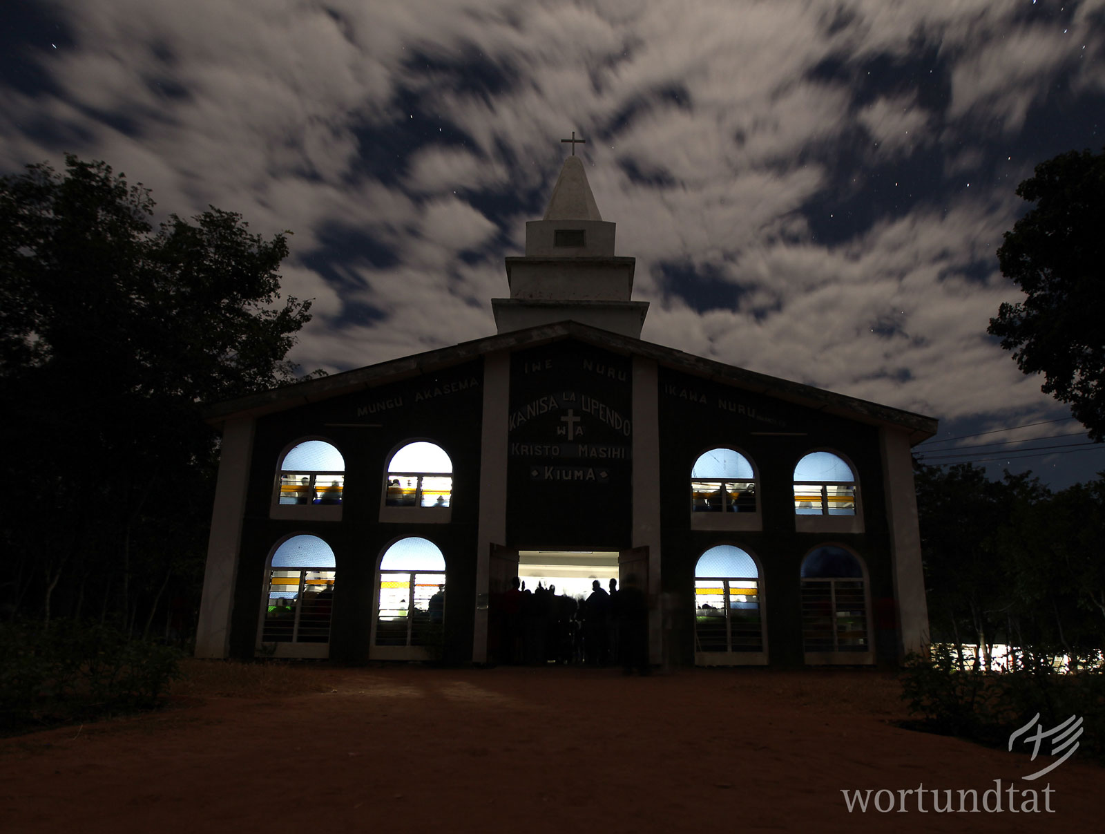 Kirche-in-Kiuma_wortundtat_Tansania_Gemeidneleben Ein Tisch mit Lebensmitteln, Menschen, die Schlange stehen