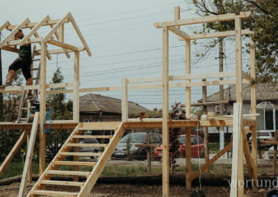 Der Rohbau eines Klettergerüsts mit zwei Türmen an den Seiten