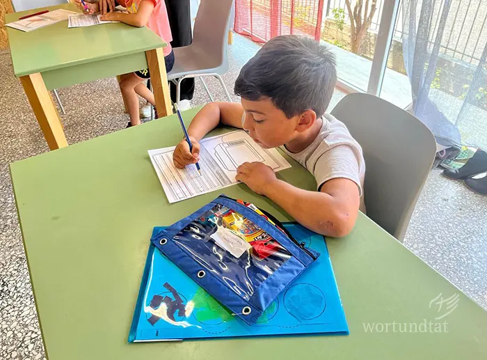 „Petalouda Griechenland - Roma-Junge im Petalouda-Zentrum in Griechenland bei Schularbeiten“