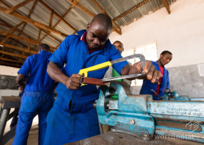 Schlosser sägt Metall