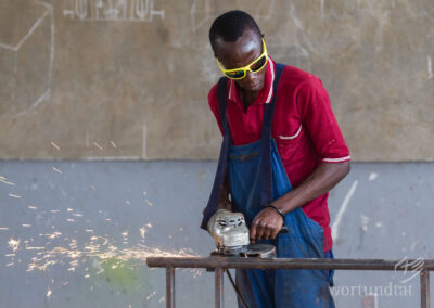 Mann flext Metall - Funken fliegen