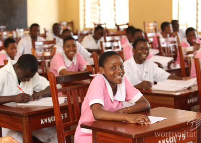 Schulklasse mit Pflegeschülerinnen und -schülern