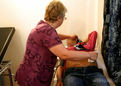 Schwangere wird von Ärztin mit Ultraschall untersucht - Flüchtlinge in Griechenland