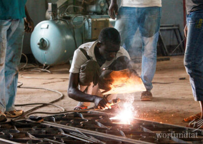 Schlosser schweißt Metall