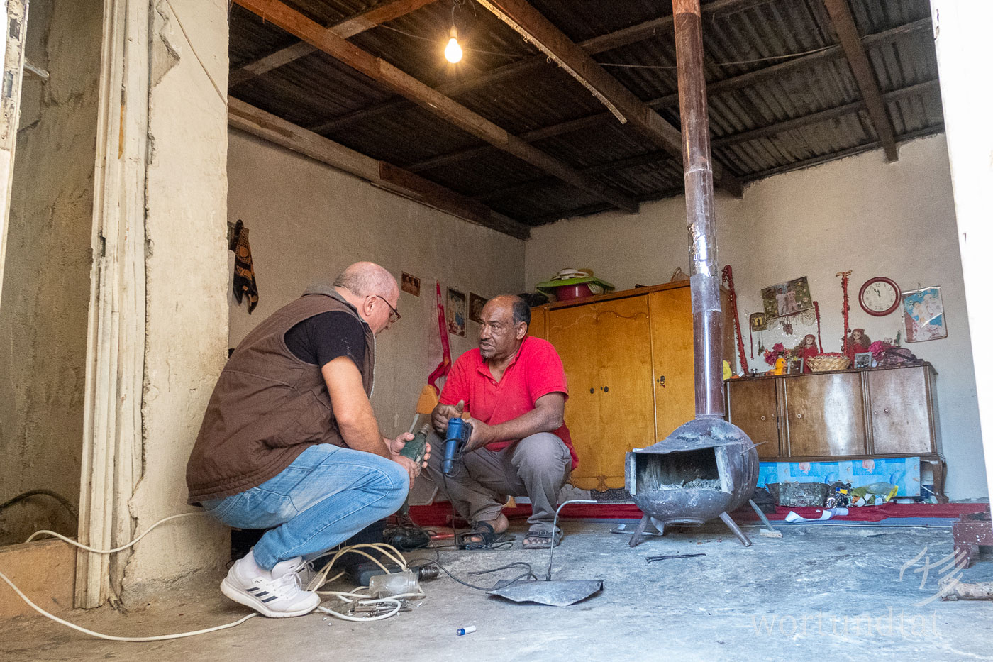 Ein Tisch mit Lebensmitteln, Menschen, die Schlange stehen