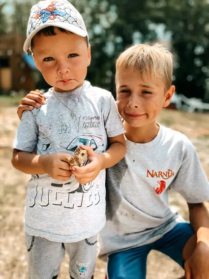 Wortundtat in der Republik Moldau – Freunde in der Kita Narnia Arm in Arm