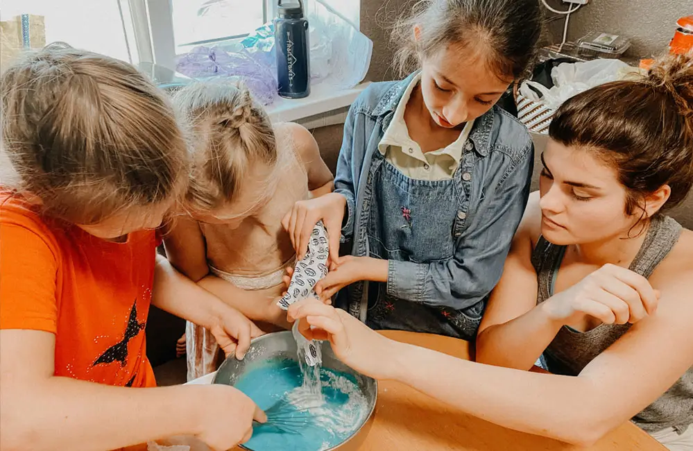 Wortundtat in der Republik Moldau – Kinder werden kreativ, hier beim Backen