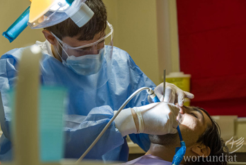 Zahnarzt behandelt Patient Zahnarzt behandelt Patient