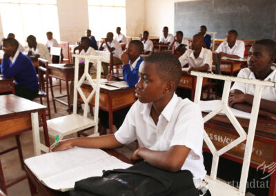 aufmerksame Schüler in großem Klassenraum