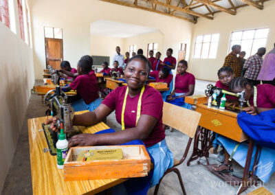 junge Frau an Nähmaschine