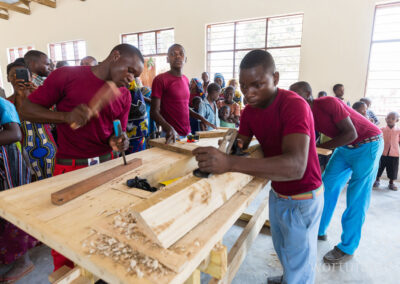 junge Männer mit Hobel und Stecheisen