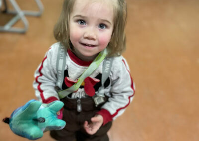 junges Mädchen lächelt in Kamera