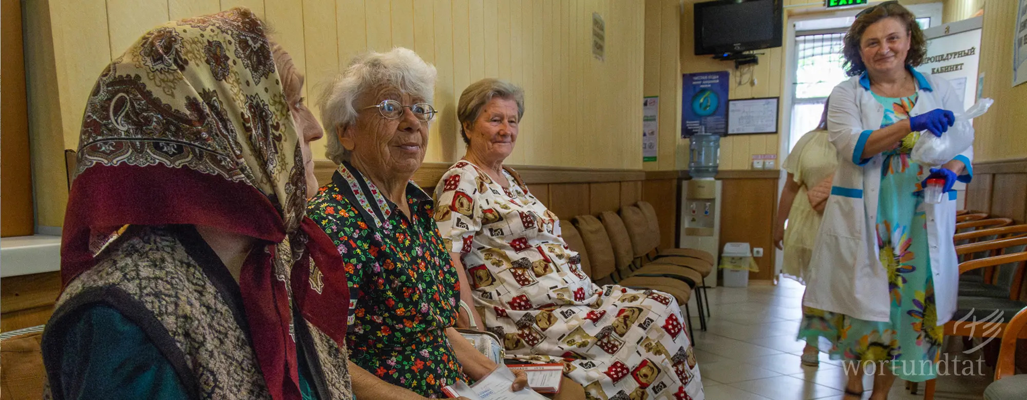medizinisches-Zentrum_Gloria_Fachpersonal_Gesundheit_Moldau_wortundtat-Kopie Mann gießt mit Gieskanne ein Stück Land