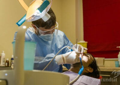 Zahnarzt bei Behandlung eines Patienten - Flüchtlinge in Griechenland