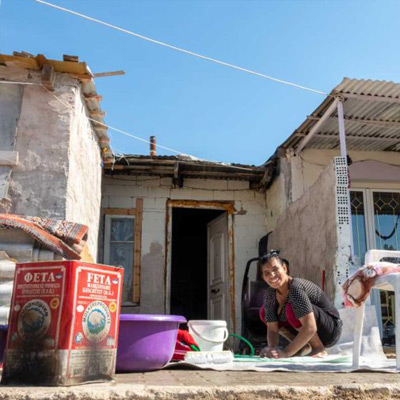 Die junge Mutter wohnt zusammen mit ihren Eltern und zwei Kindern. Das Lernen fällt ihr schwer. Dennoch ist sie dankbar für die Möglichkeiten, die sich ihr dadurch eröffnen. Lehrerin zeigt jungen Frauen Details der englischen Sprache