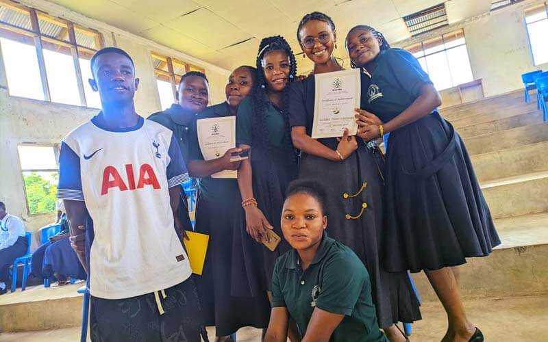 wortundtat-hoffnung-waechst-auf-den-feldern-tansania-landwirtschaft-ausbildung-img8 Kinderarmut Dortmund – Werkeln am Nachmittag im Familienzentrum Stern im Norden - Ein Mädchen bekommt Unterstützung von einem Sozialarbeiter beim Bohren.