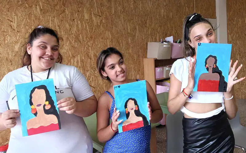 wortundtat | Roma Mädchen – Teenagermädchen - Petalouda-Zentrum – Glückliche Mädchen mit selbst gemalten Bildern 