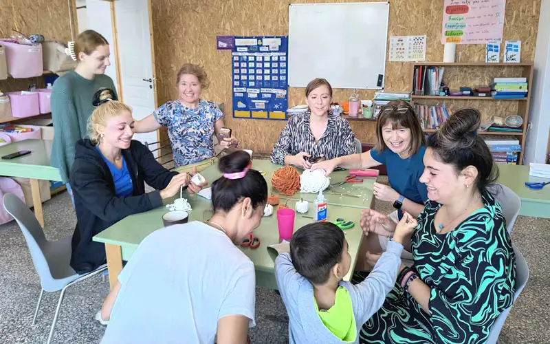 Roma Mädchen – Anna und Laura mit Teenagermädchen im Petalouda-Zentrum in Griechenland im Norden von Athen