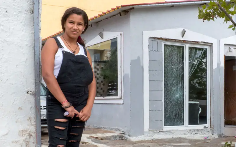 Roma Mädchen – Maria vor ihrem Haus in der Roma-Siedlung in Griechenland im Norden von Athen