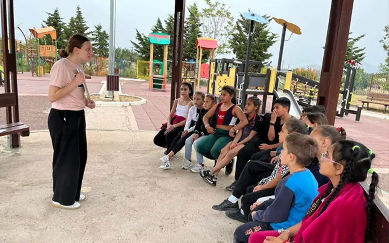 Roma Mädchen – Laura mit Kindern im Petalouda-Zentrum in Griechenland im Norden von Athen beim Aufklärungsunterricht