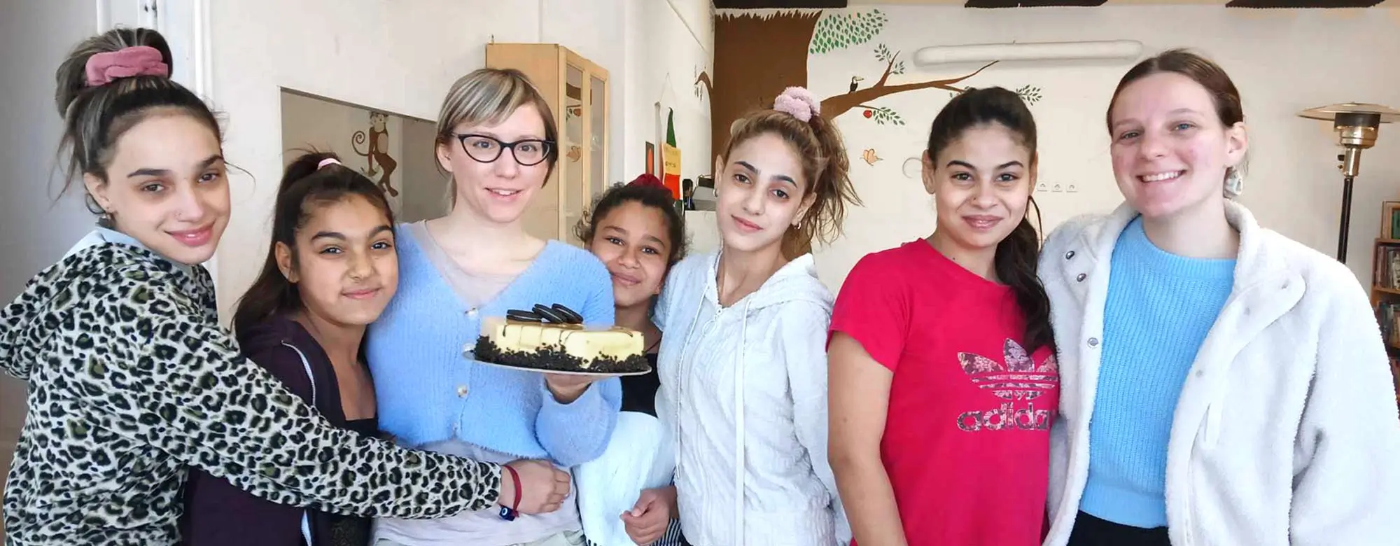 Roma Mädchen – Anna und Laura mit Teenagermädchen im Petalouda-Zentrum in Griechenland im Norden von Athen